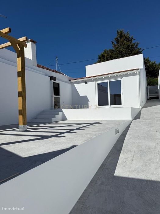 Moradia T1+1 totalmente remodelada no Curvel com garagem e pátio exter