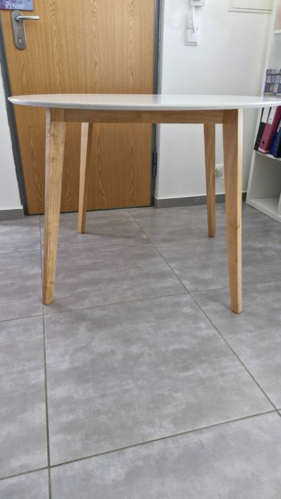 Mesa branca redonda
