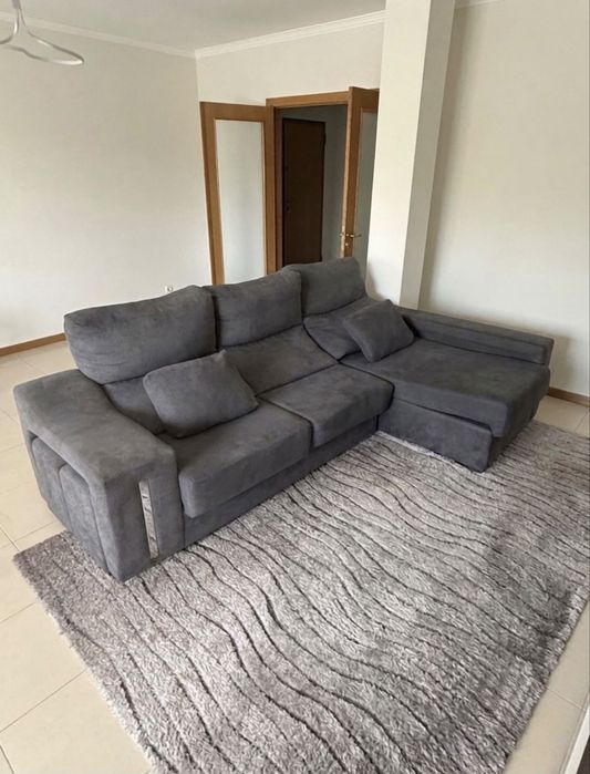Sofá cinza com baú