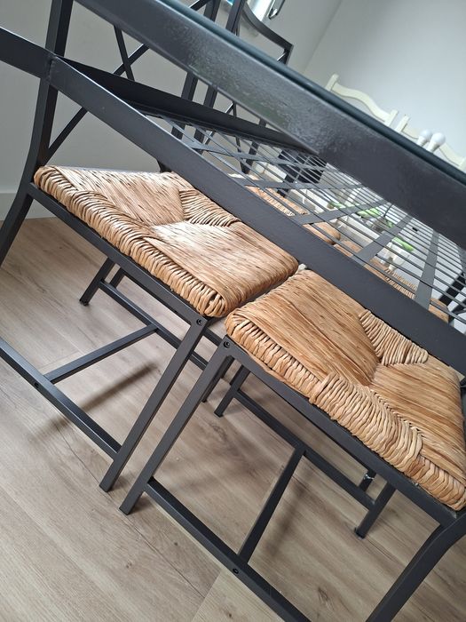 Mesa com 4 cadeiras (para despcupar)