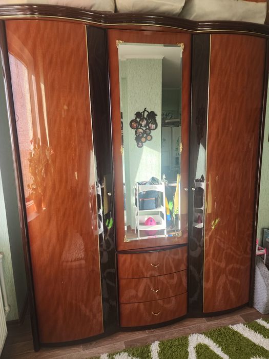 Шкаф 3-дверный глянец с зеркалом — отличное состояние