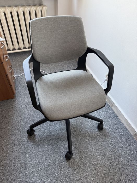 Meble biurowe - 2 krzesla obrotowe, szafka i biurko