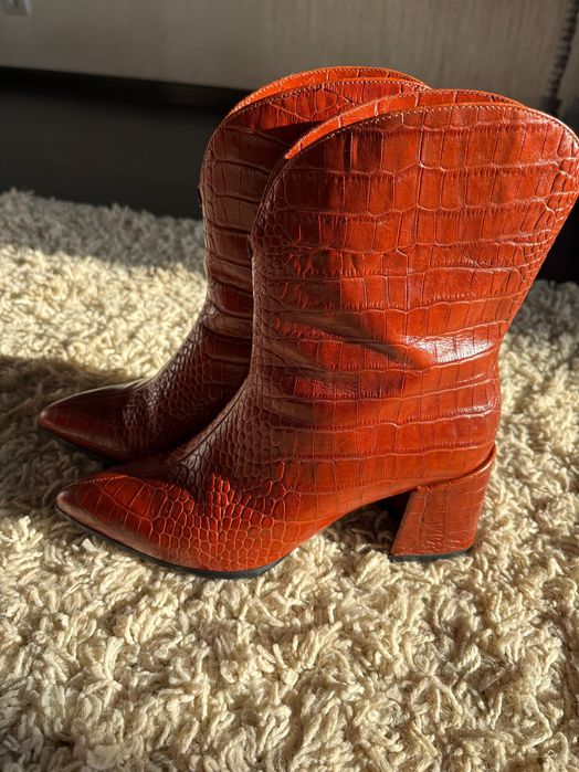 Жіночі чоботи-козаки