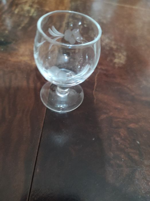 Vendo dois Copos grandes e altos e Copos pequenos de licor