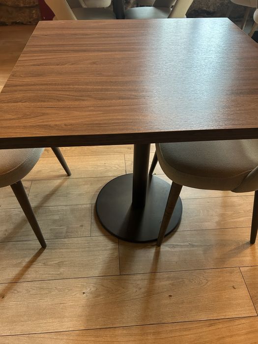 Mesa 80x80 c/ tampo termolaminado efeito madeira