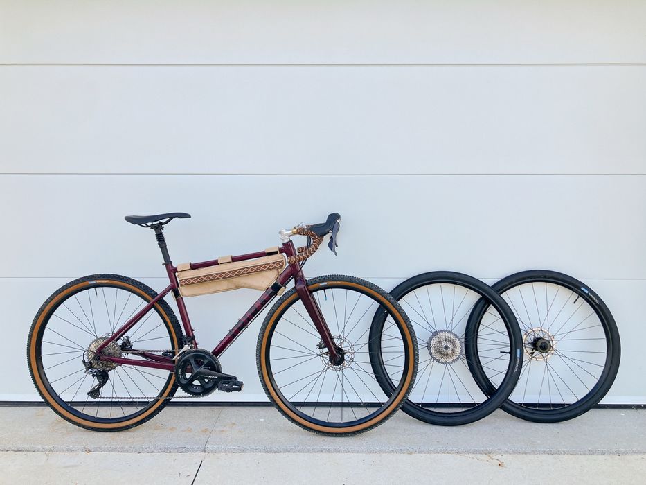 Bicicleta de gravel Triban GRVL 520  com upgrades GRX e 2º par de rodas