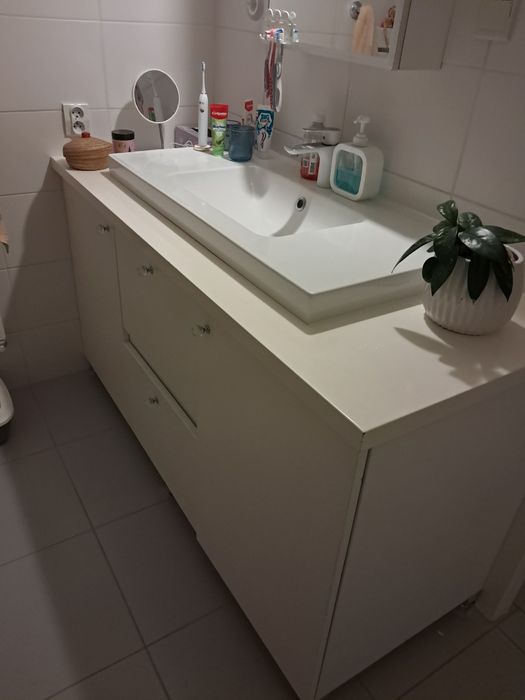 REZERWACJA Masywna szafka łazienkowa z umywalką i kranem