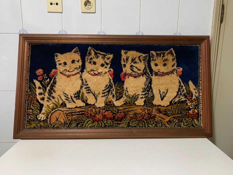 2 quadros com imagem em veludo com cerca de 50 anos para desocupar