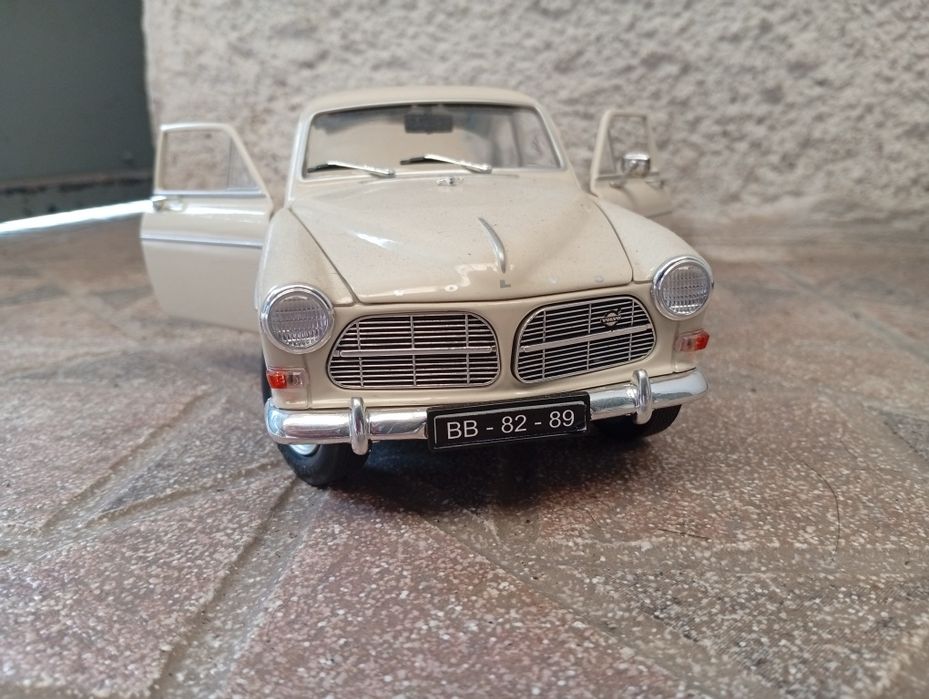 1/18 miniatura Volvo 121 Amazon