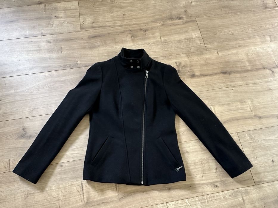 Czarna kurtka Guess