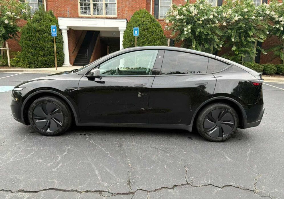 Tesla Model Y      2026