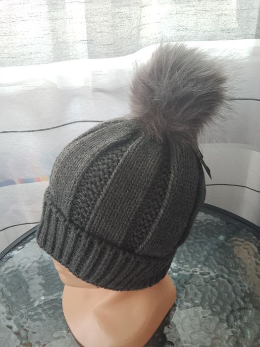 Nowa czapka z pomponem damska