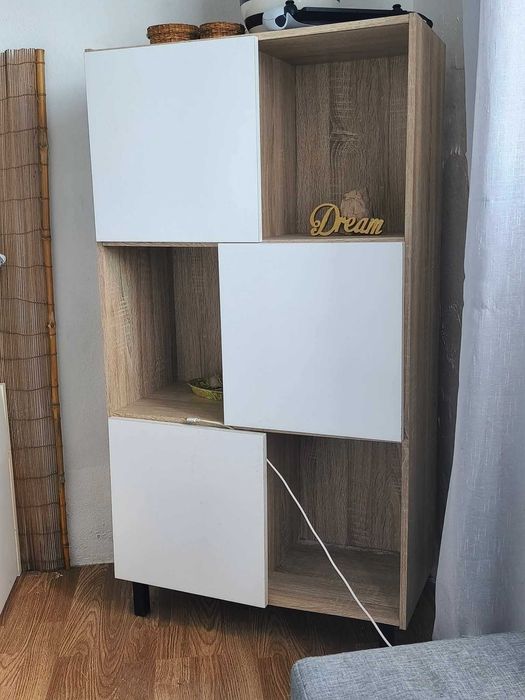 Estante e aquecedor elétrico da parede