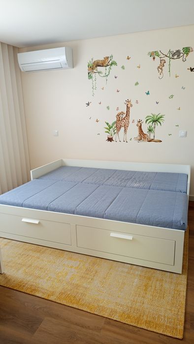 Cama IKEA c/ gavetas + colchões
