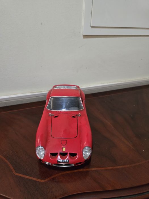 Ferrari 250 GTO (1962) - Escala 1/18 - Burago (Made in Italy)