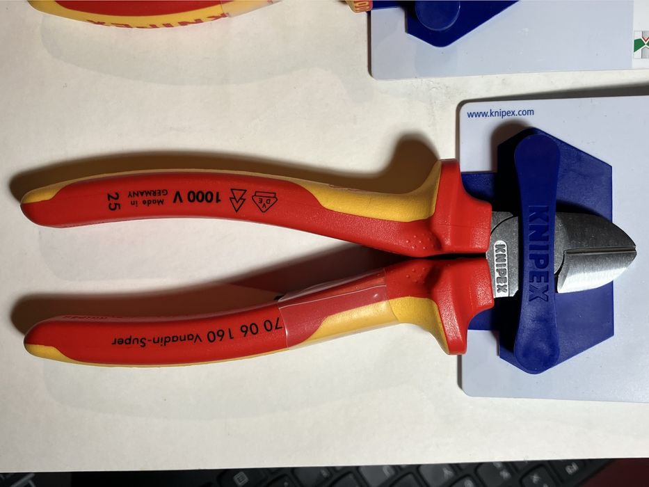 2 alicates isolados Knipex