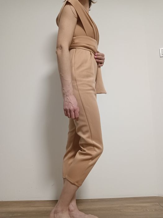 ASOS piankowy kombinezon XS