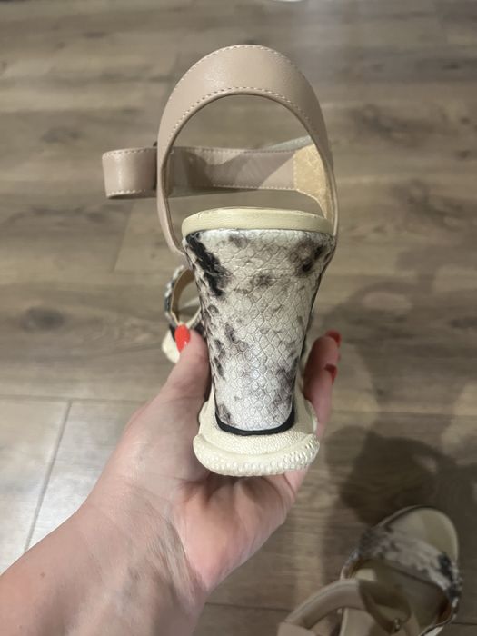 Босоніжки на платформі ANTONIO BIAGGI