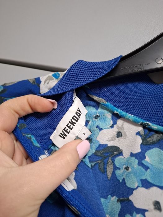 Niebieska bluzka w kwiaty rozmiar XL krój nietoperza