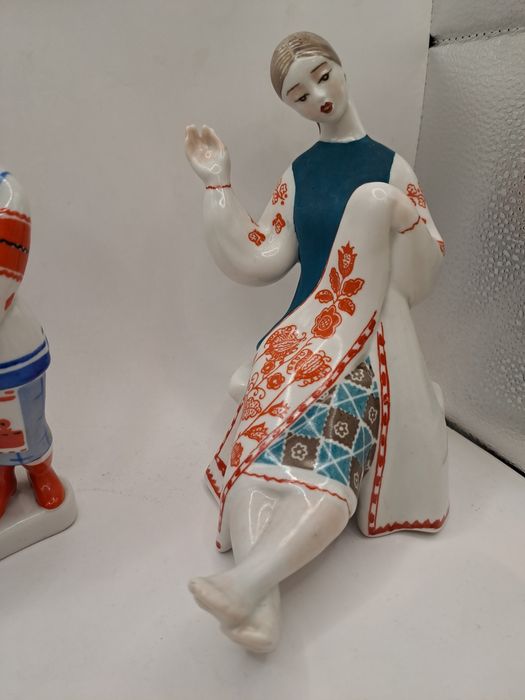 Статуетка. Статуэтка. Фарфоровая статуэтка. Индианка. Вишивальщіця.