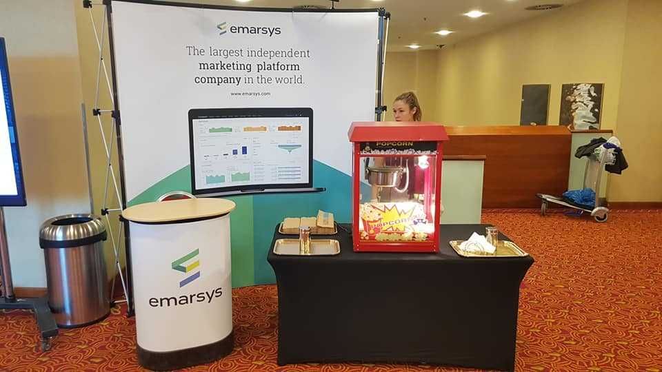 Stanowisko z watą cukrową i popcornem kolorowa smakowa wata