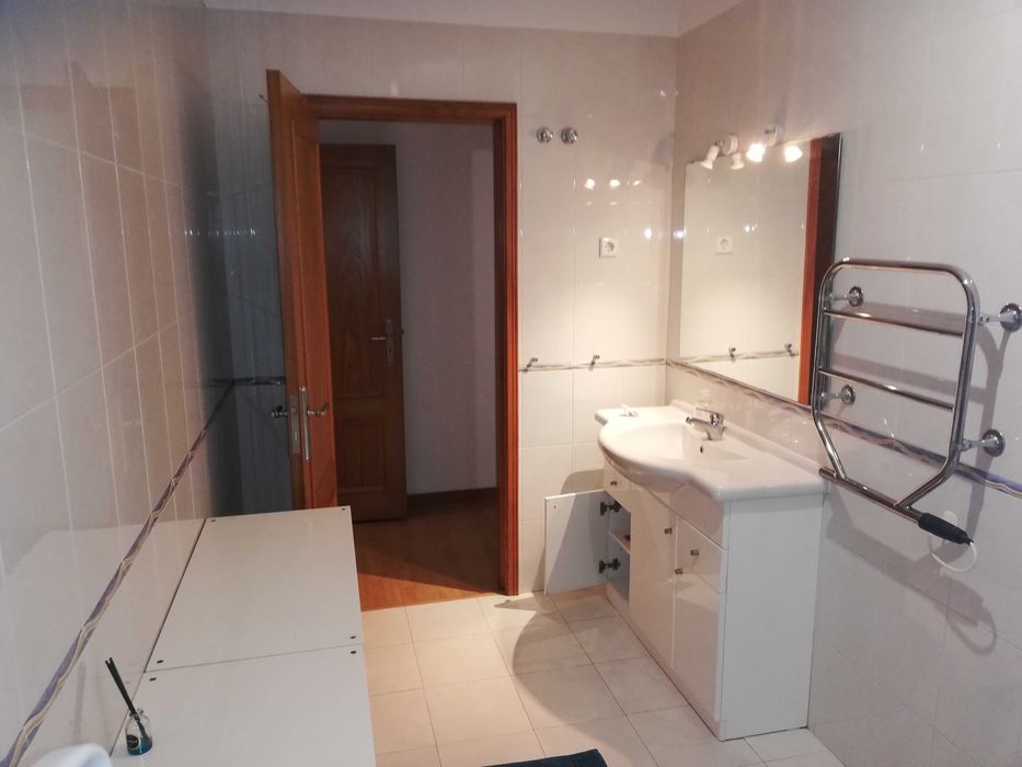 Amadora (Urb. Moinho do Guizo)- Quarto mobilado