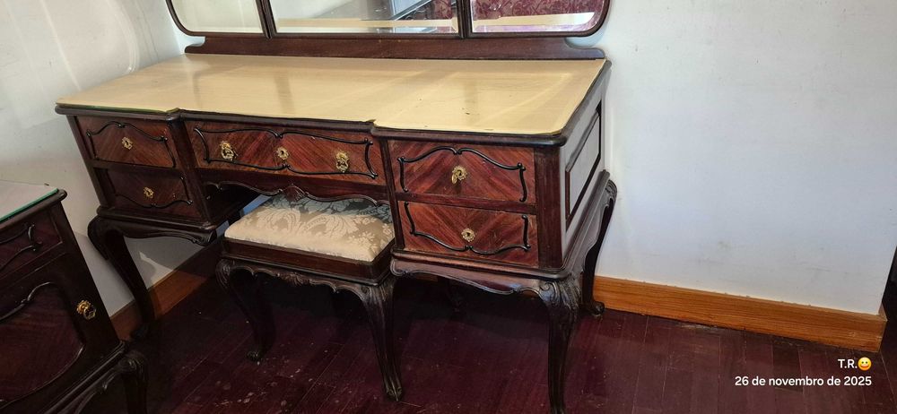 Picheché ou Psiché de estilo Queen Anne com banquinho