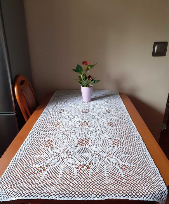 Bieżnik na stół lub ławę.