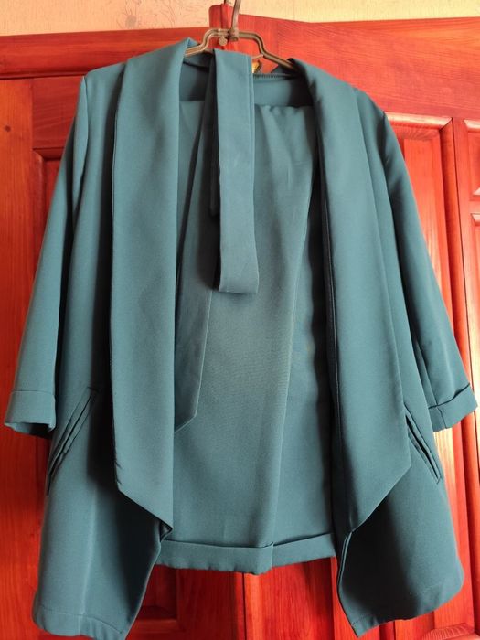 Брючний костюм смарагдовий.