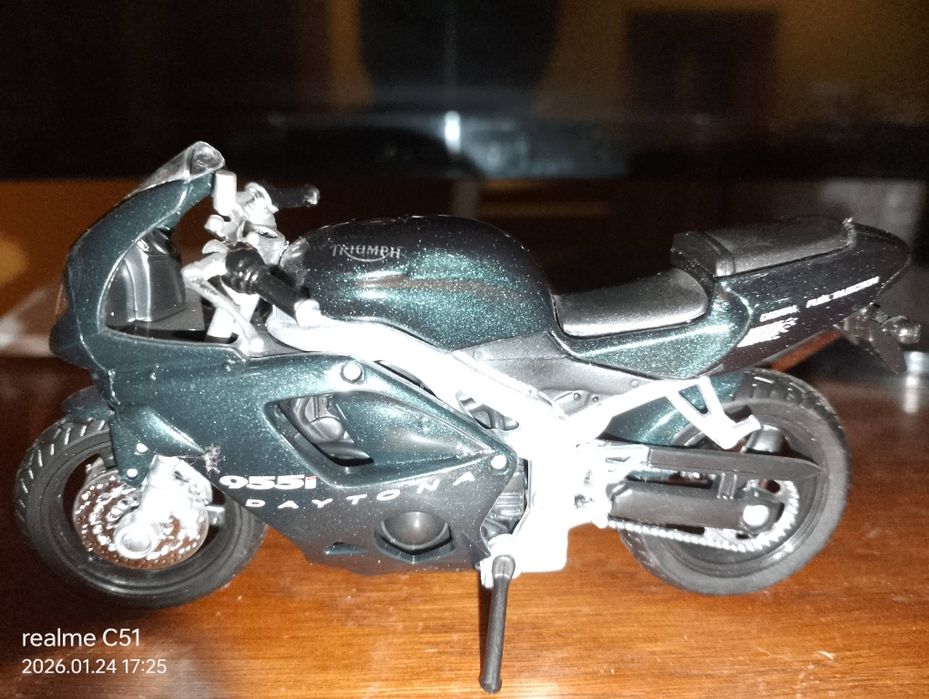 Triumph Daytona 955i model 1:43