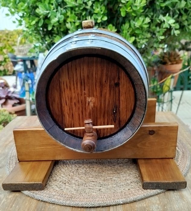 Pipa de aguardente muito antiga com suporte e torneira.