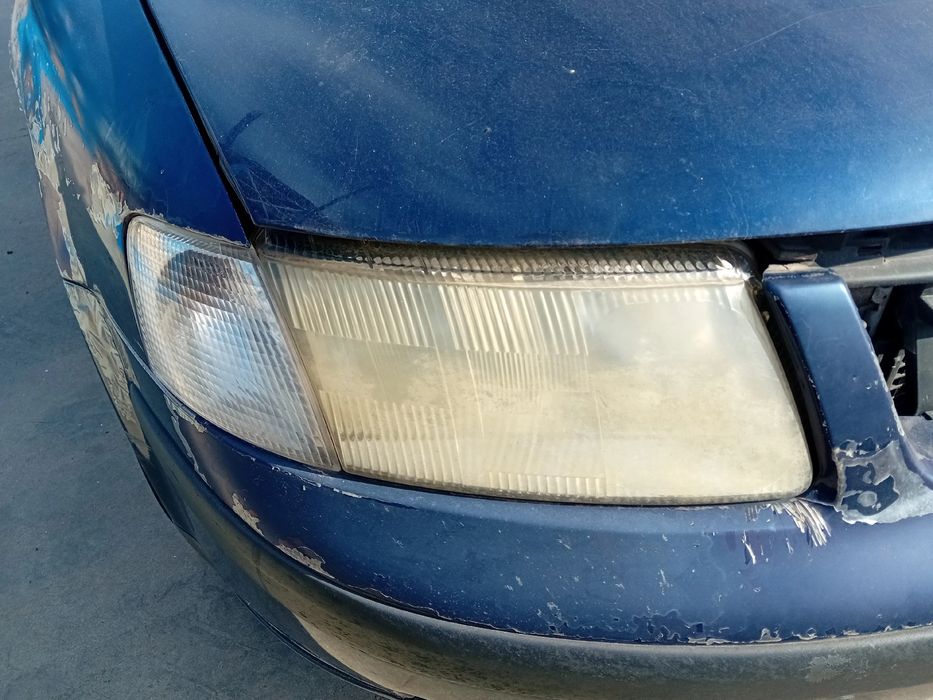 Ótica / farol direita VOLKSWAGEN Passat (3B2)
