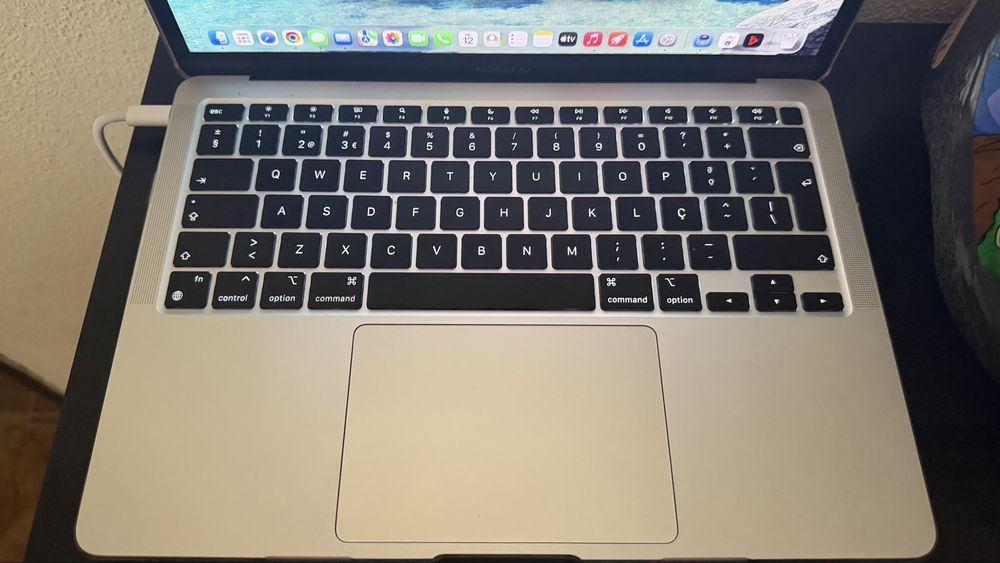 MacBook Air M1 8GB / 256GB — Como Novo (Apenas 69 ciclos de bateria!)