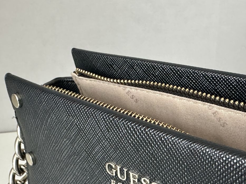 Чорна сумка Guess через плече
