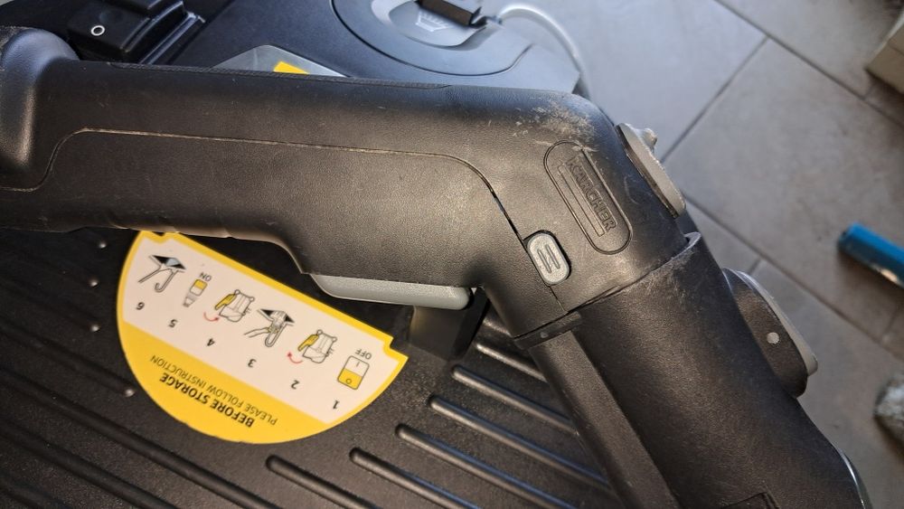 Продам майже новий миючий пилосос Karcher SE4