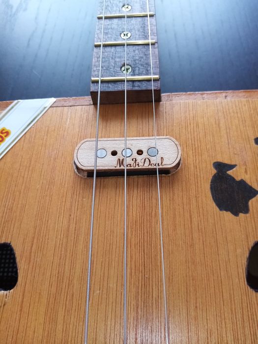Cigar box guitar