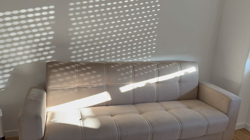 Sofa cama de três lugares em bom estado