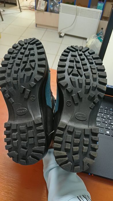 Продам кросовки  40 розмір