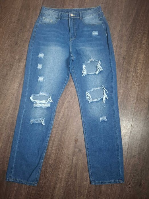 Jeansy z modnymi przetarciami (154)