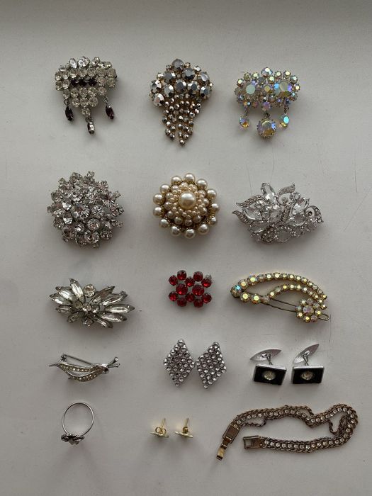 Продам очень красивые  чешские броши, кулоны ( бижутерия ) СССР