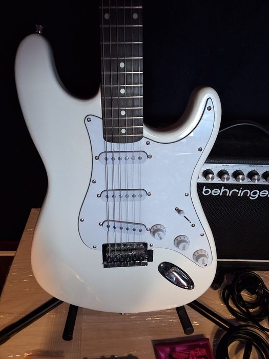 Zestaw gitara elektryczna + piecyk + akcesoria