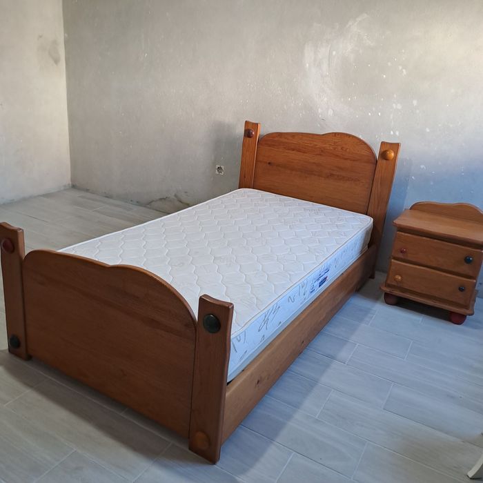 Cama e mesa de cabeceira infantil