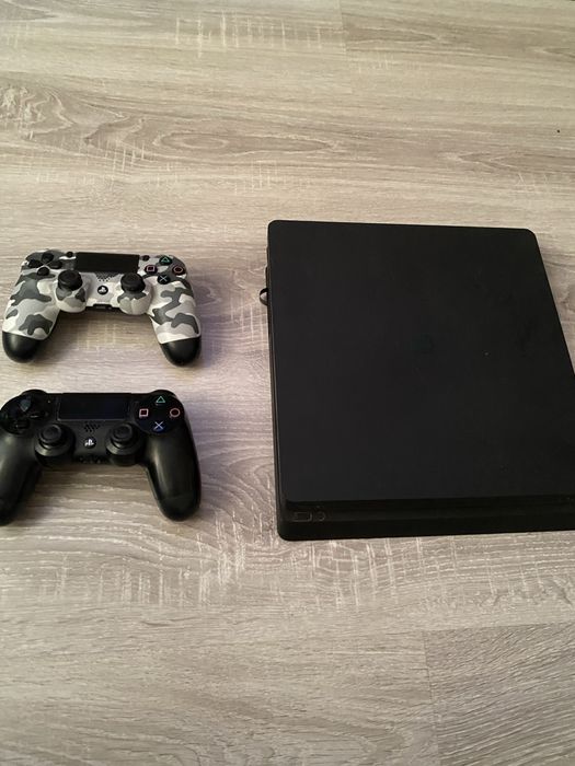 Konsola PS4 +2 pady