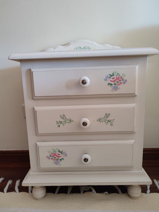 Estante e mesa de cabeceira com motivos florais pintados á mão para quarto infantil