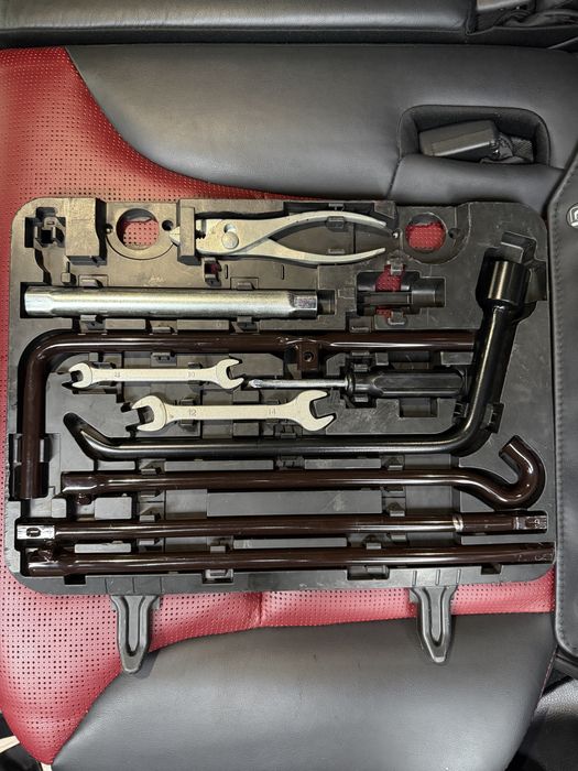 Домкрат, набор ключей
