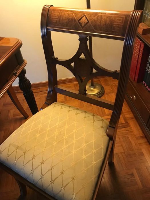 Mesa de Jogo e Cadeiras