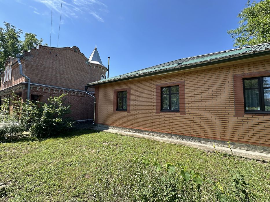 Продається ділянка 0.5 га з 3-ма окремими будинкам