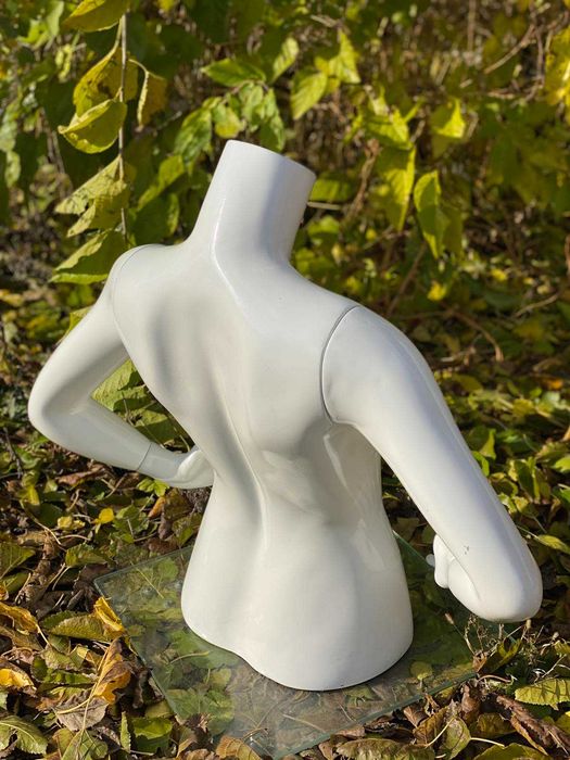 Жіночий манекен-тулуб Італія, б/у, білий колір з руками