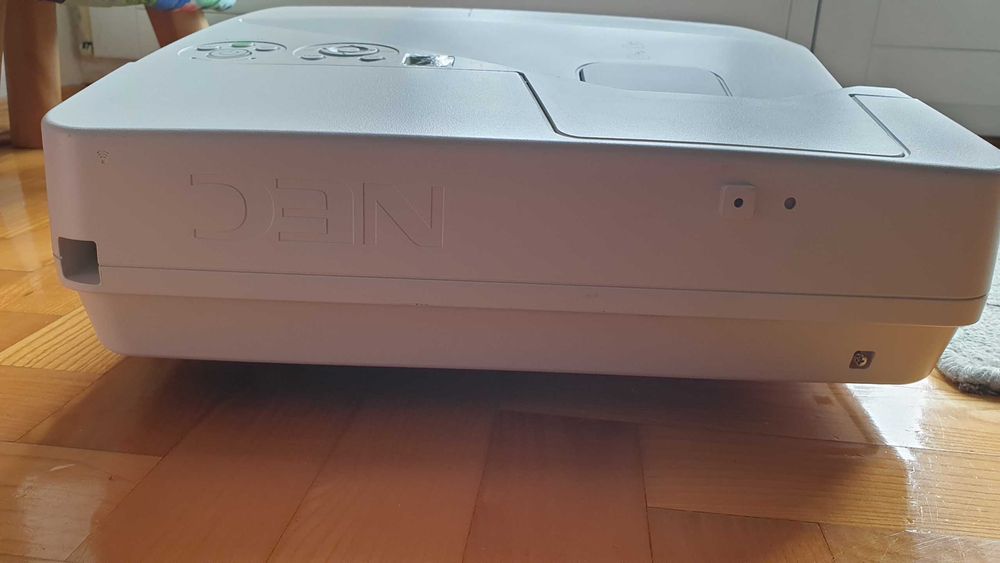 Projektor LCD NEC UM301W biały krótkoogniskowy idealny stan