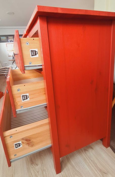 Aparador/comoda e mesa de refeições/secretária-  cor de laranja